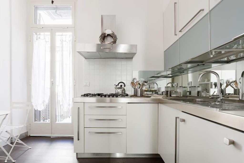 Re-imagined In Historical Building Appartamento